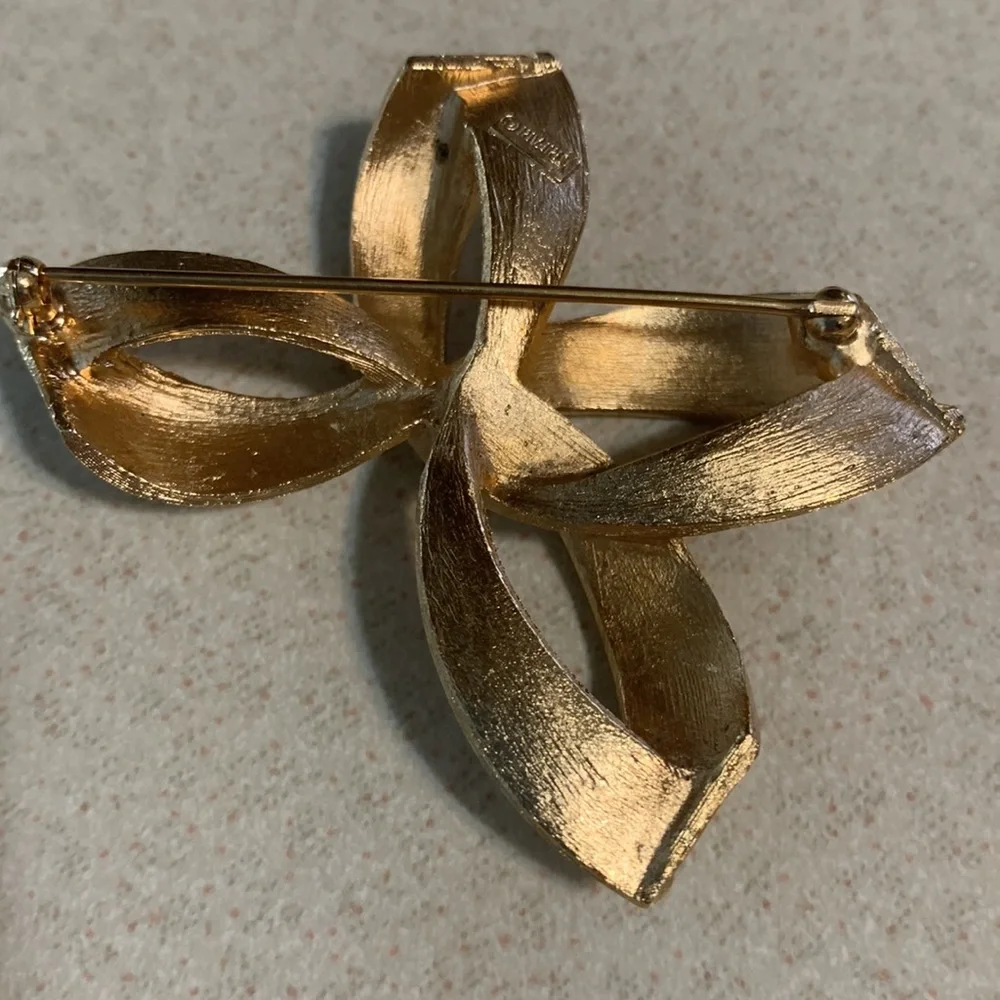 Trifari gold tone polished and brushed broach (218)